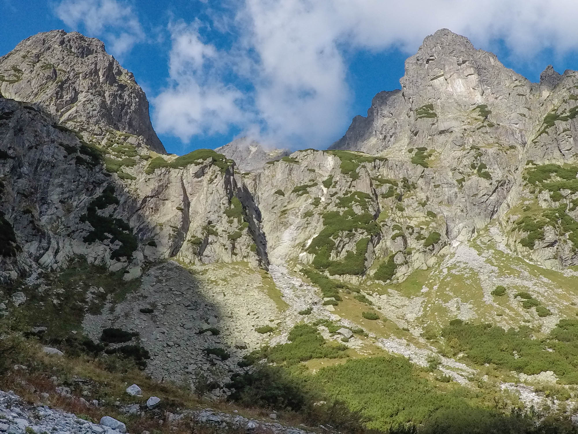 Malá Zmrzlá dolina, vzadu v oblakoch Kolový štít, vravo Jastrabia veža.