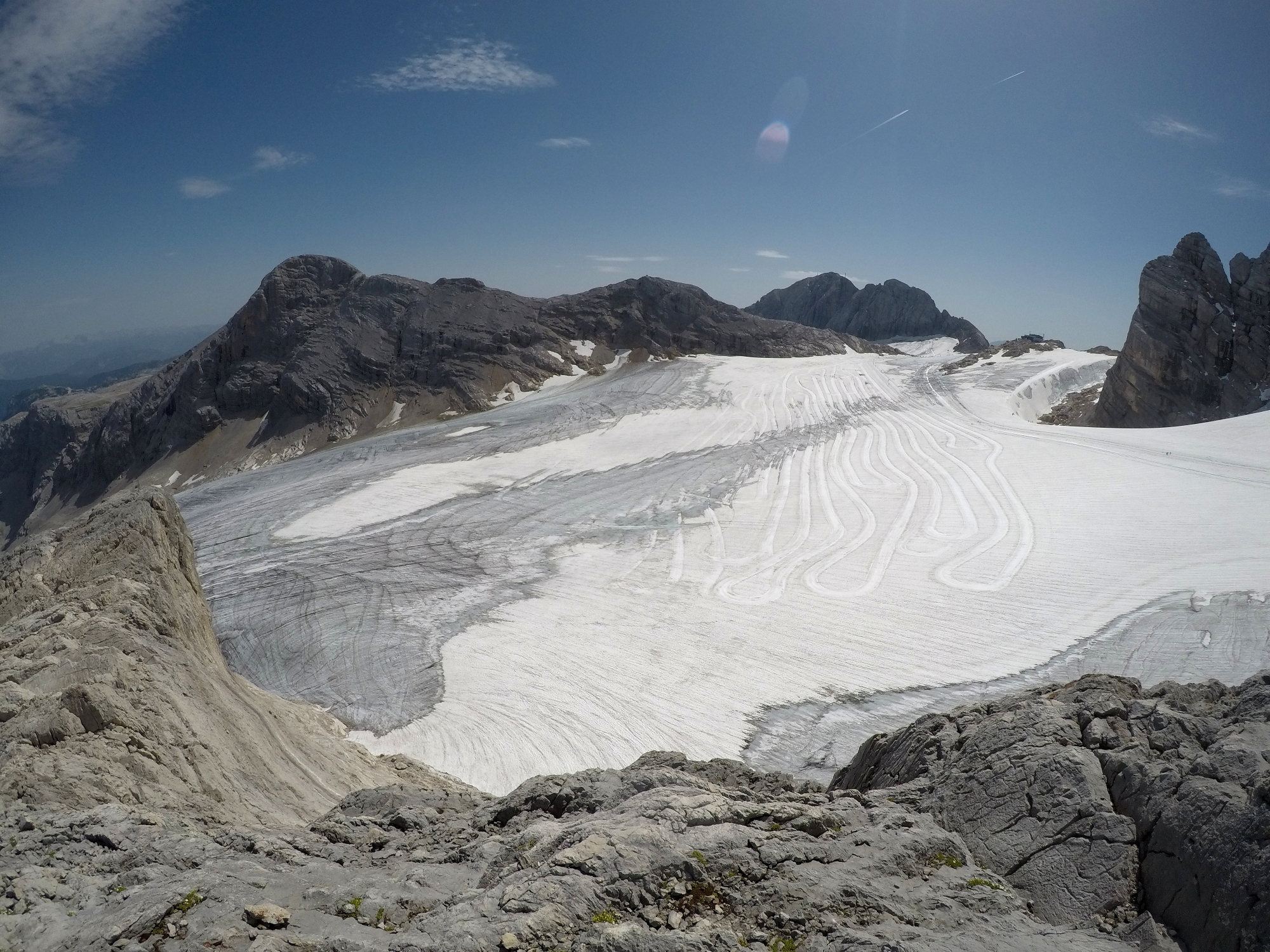 Vrch Hoher Gjaidstein (2794 m) a Kleiner Gjaidstein (2734 m) najbližšie nad ľadovcom