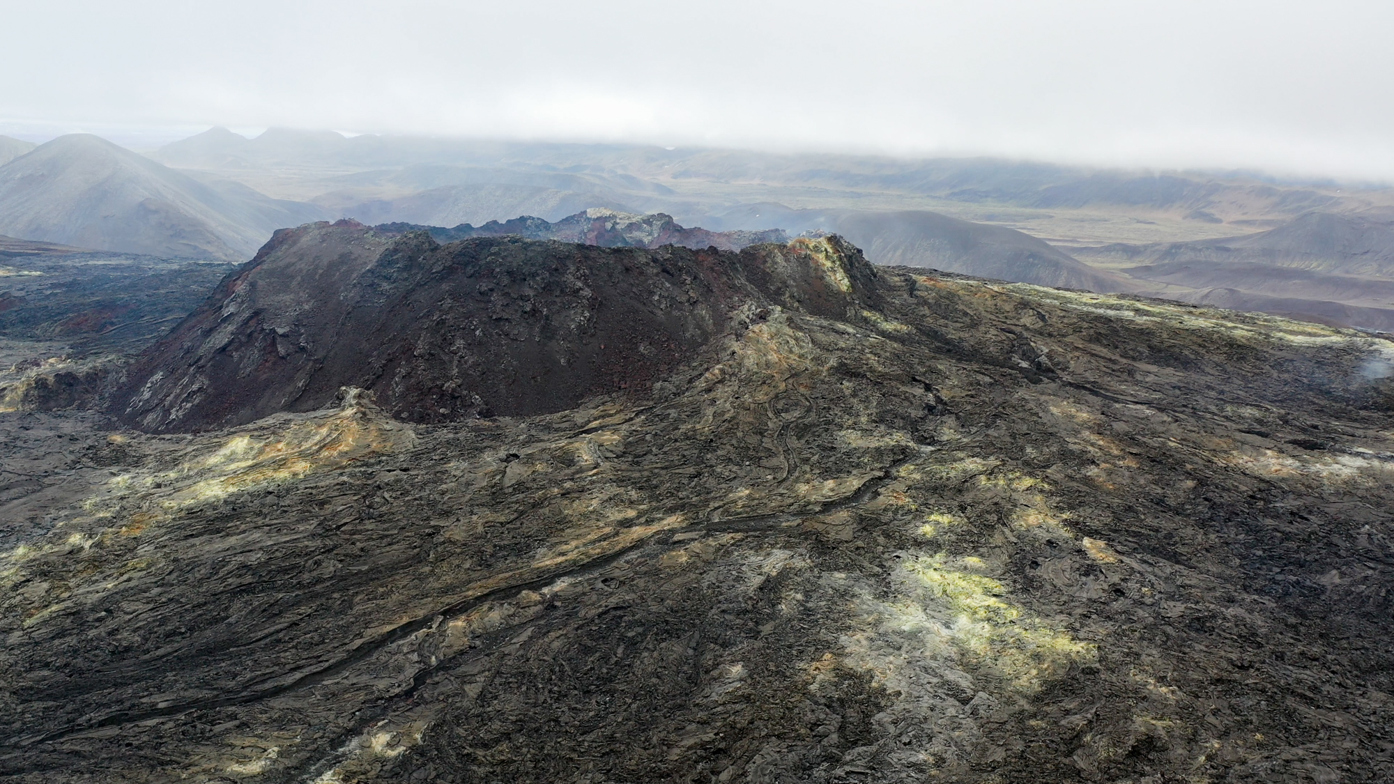 Sopka sa nachádza na polostrove Reykjanes, asi 40 km od Reykjavíku.