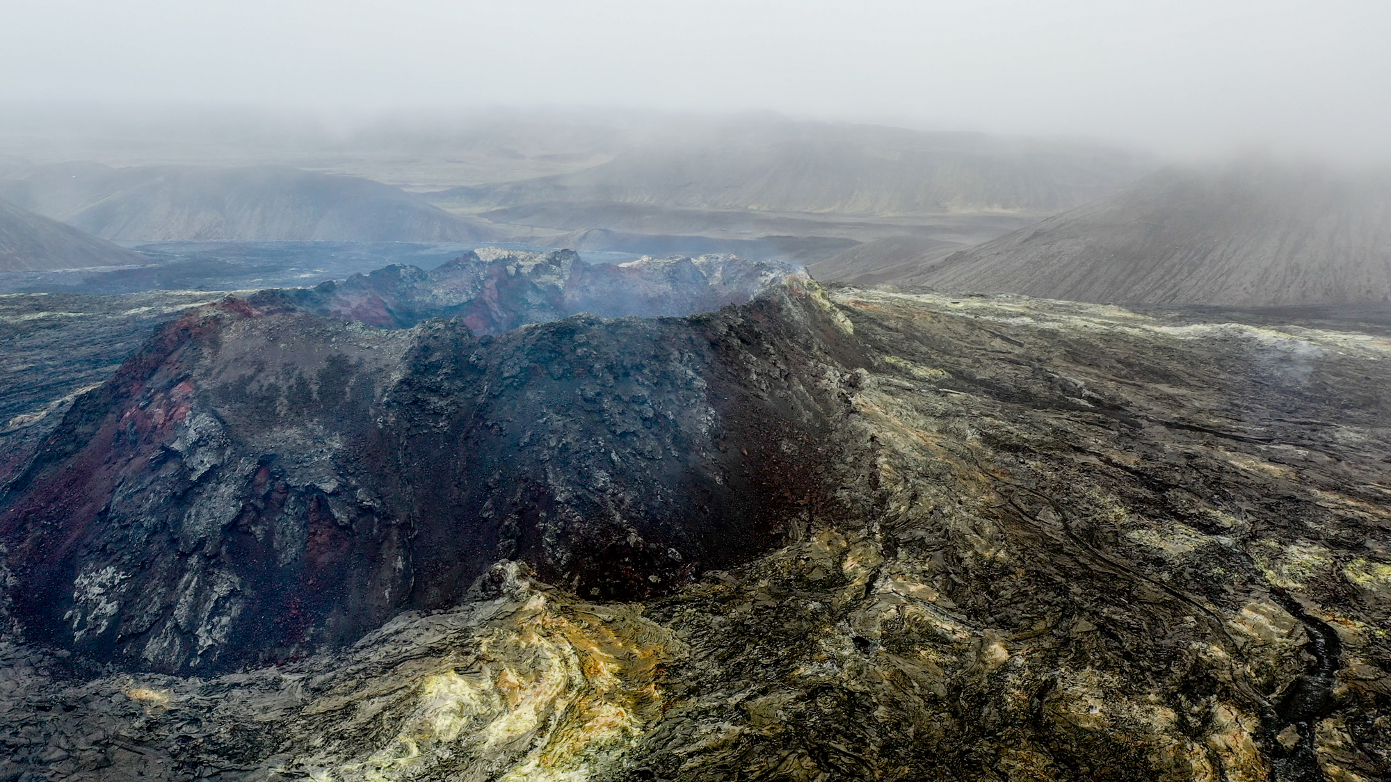 Pohľad na kráter Fagradalsfjall zhora.