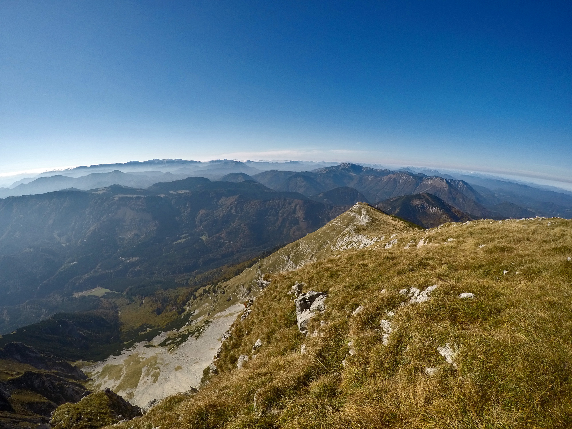 Pohľad na okolité vrchy, ale v diaľke sa dali spozorovať viaceré vrcholy, napríklad Dachstein
