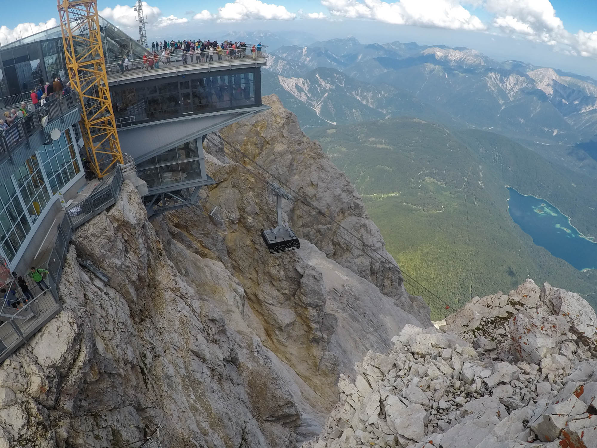 Na Zugspitze sa dá dostať troma rôznymi lanovkami. Najnovšia zo severnej strany dosahuje prevýšenie takmer 2000 metrov. Do kabíny sa zmestí 120 ľudí.