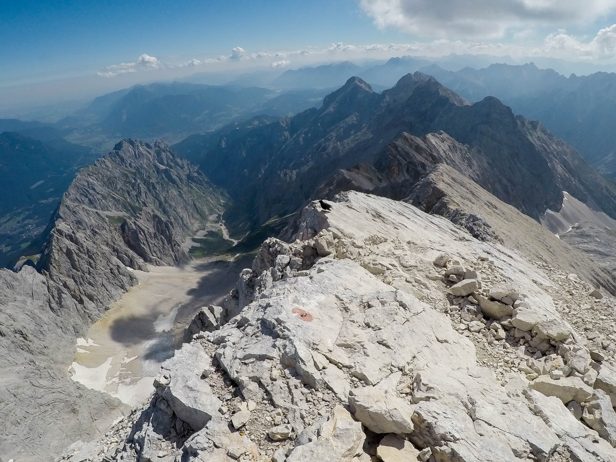 Zo Zugspitze je možná aj hrebeňová túra na Jubiläumsgrat a potom až na vrchol Alpspitze (2628 m).