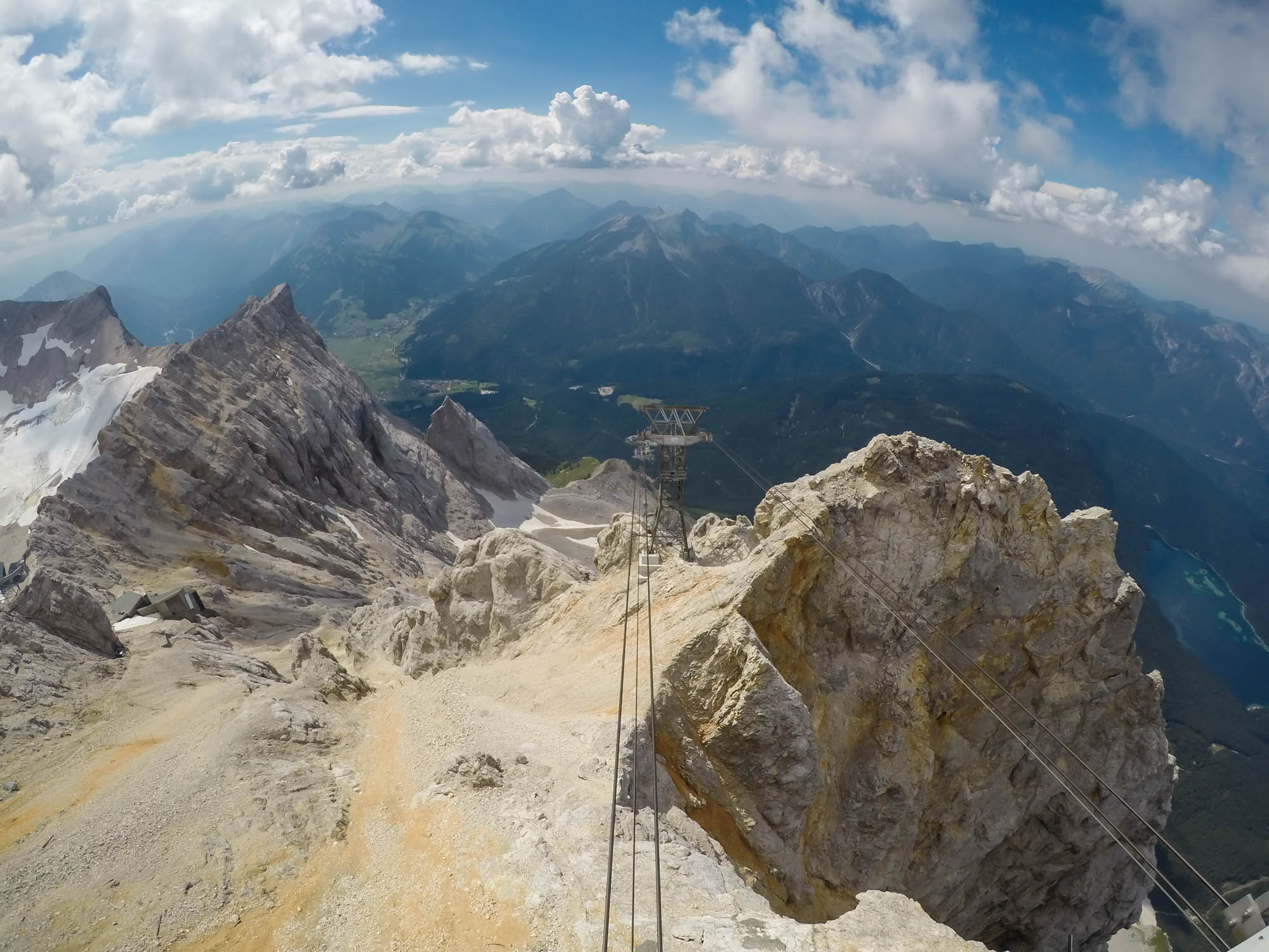 Zo západnej strany na Zugspitze vedie lanovka z Rakúska.