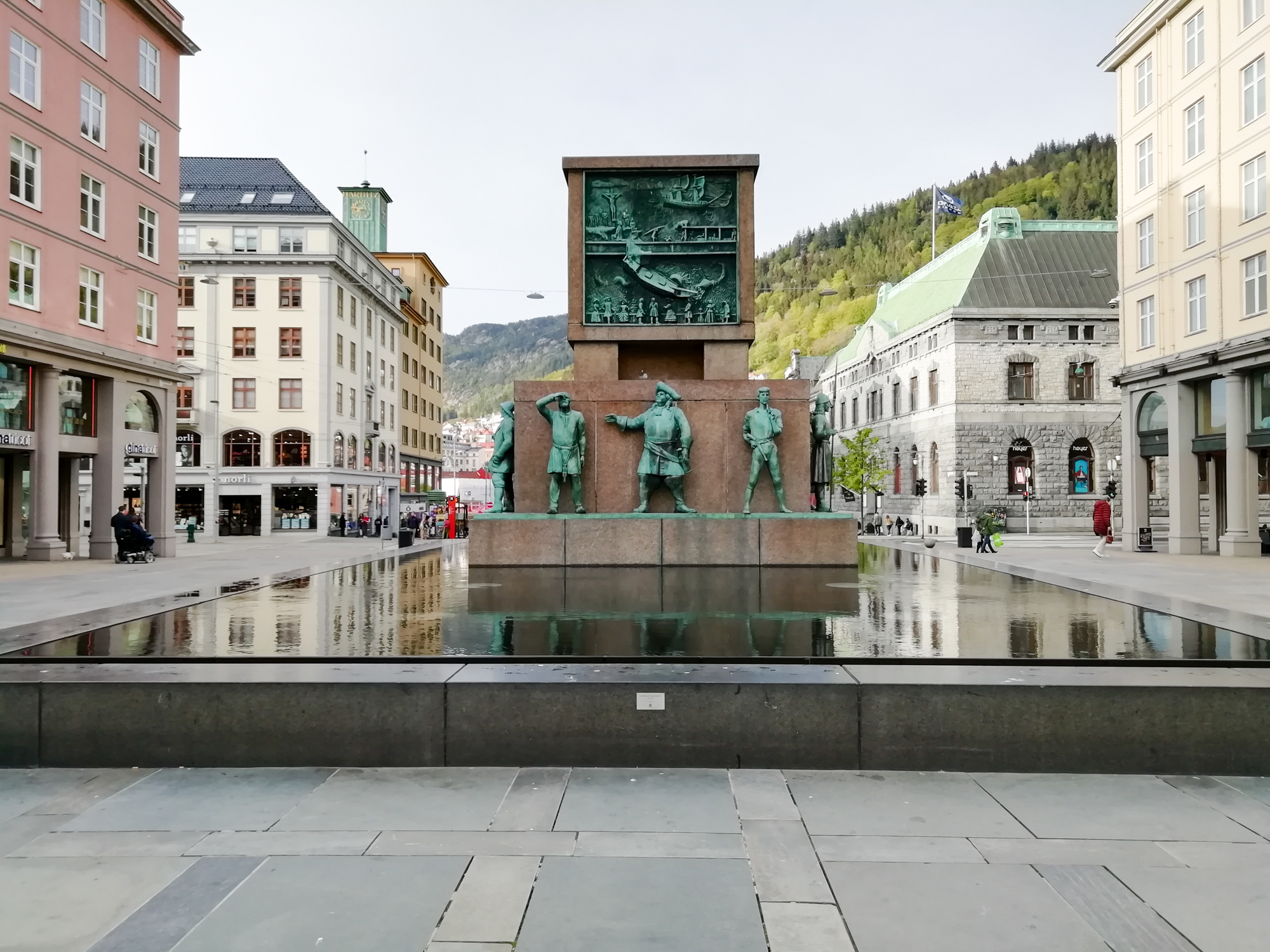 Pamätník námorníkov na námestí v Bergene.