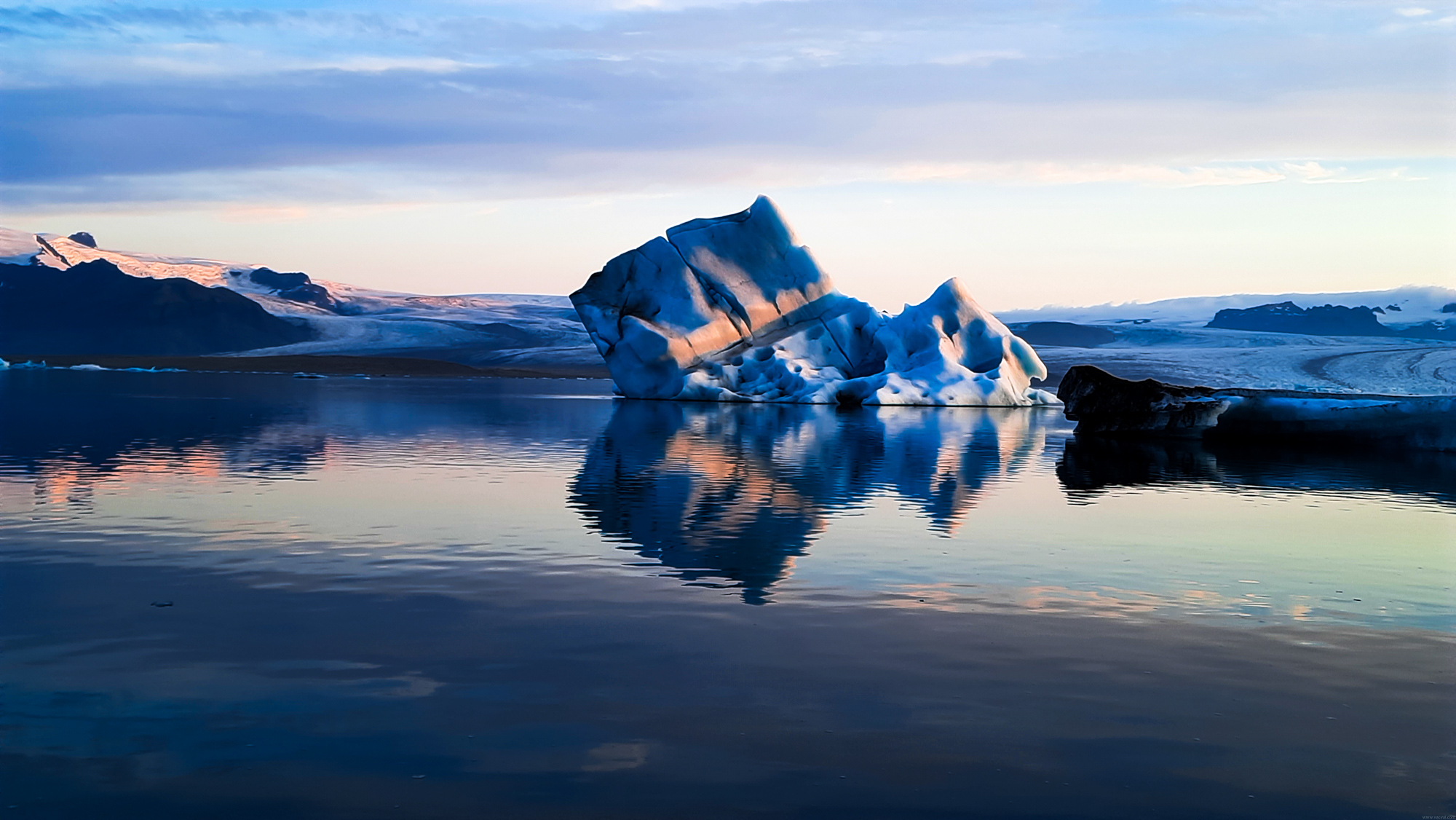 Plávajúce ľadovce v jazere za východu Slnka.