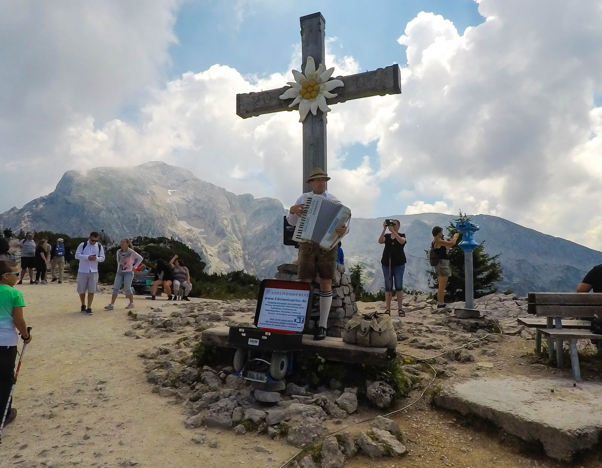 Ponad Kehlstein vedie horský turistický chodík s peknými vyhliadkami. Môžnosť na krátku turistiku.