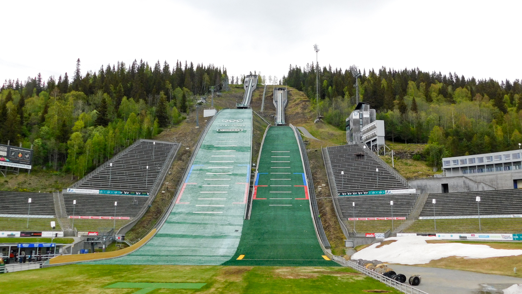 Olympíjsky štadión Lillehammer a skokanské mostíky.