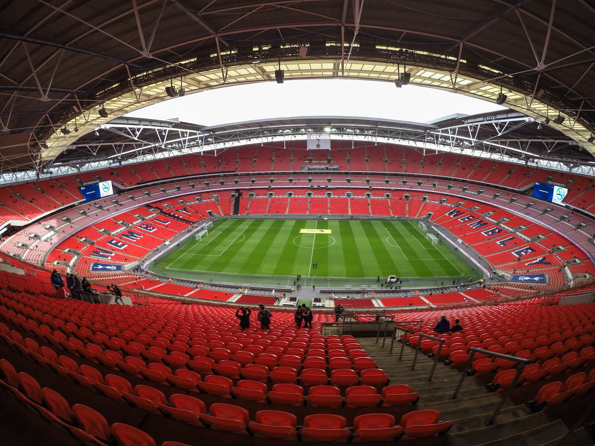Wembley, kapacita 90 000 sedadiel