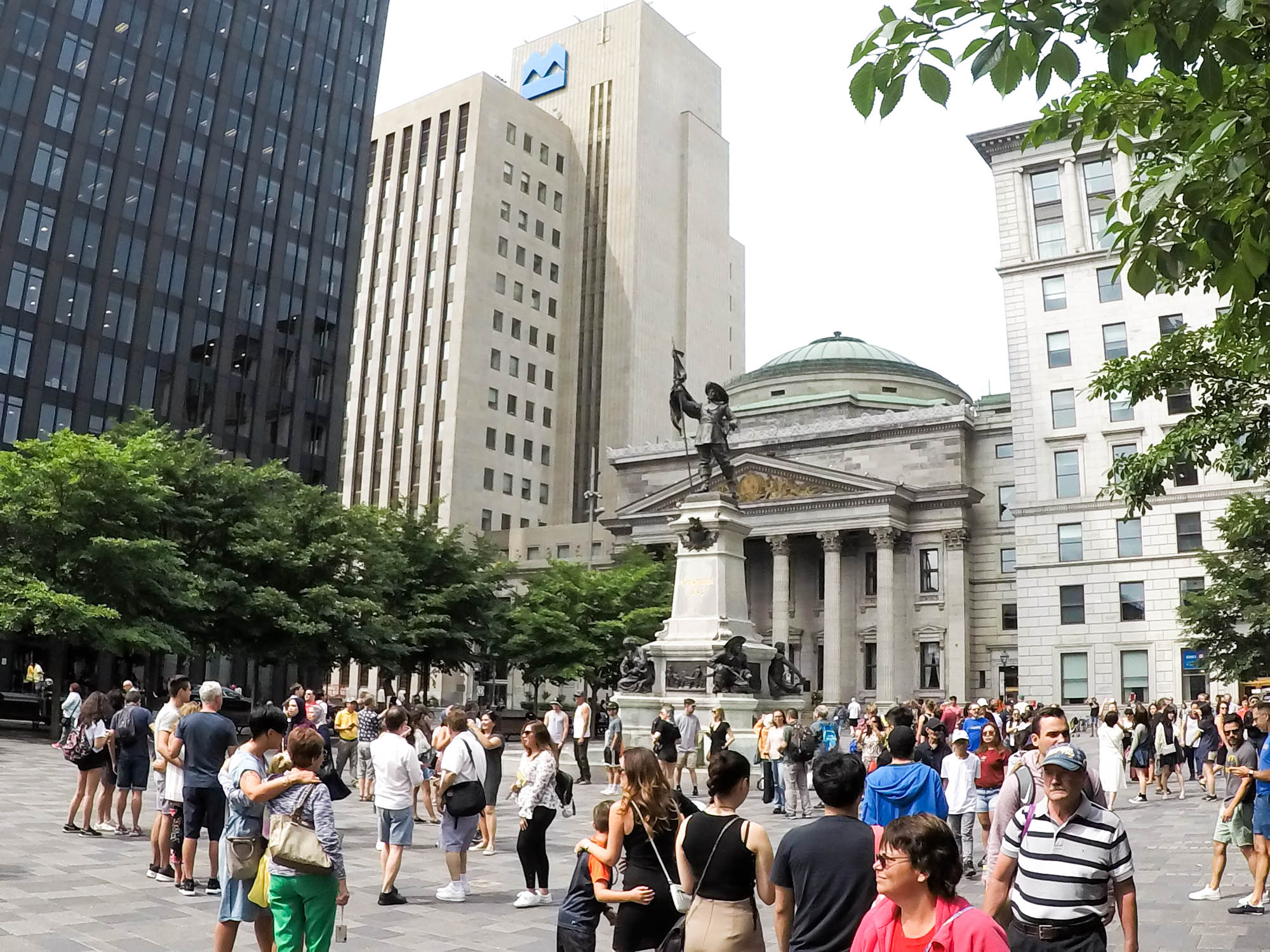 Námestie Place d'Armes, pomník Paula de Chomedey, zakladateľa Montrealu