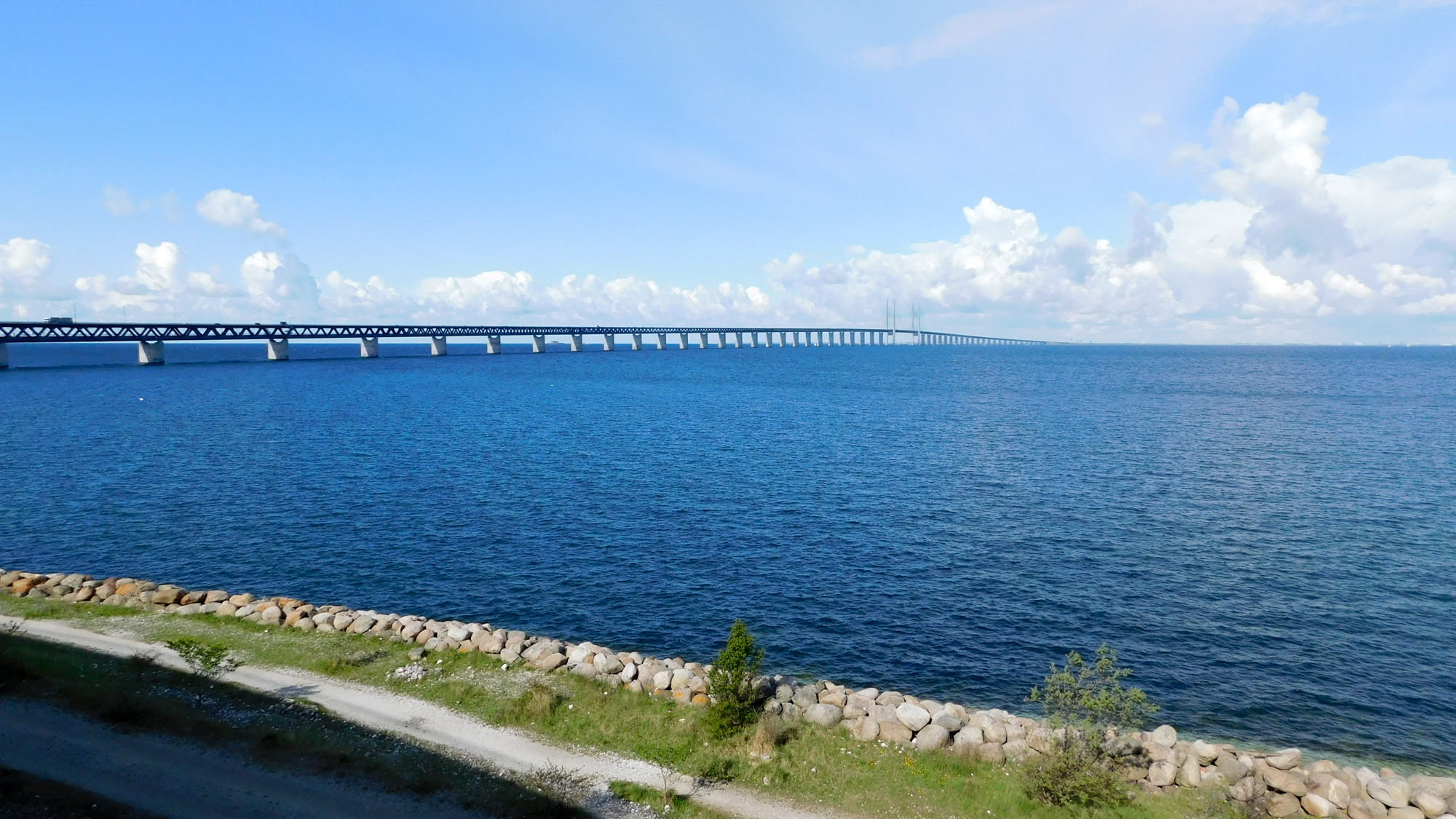 Öresundský most spája Dánsko so Švédskom, mestá Kodaň a Malmö.
