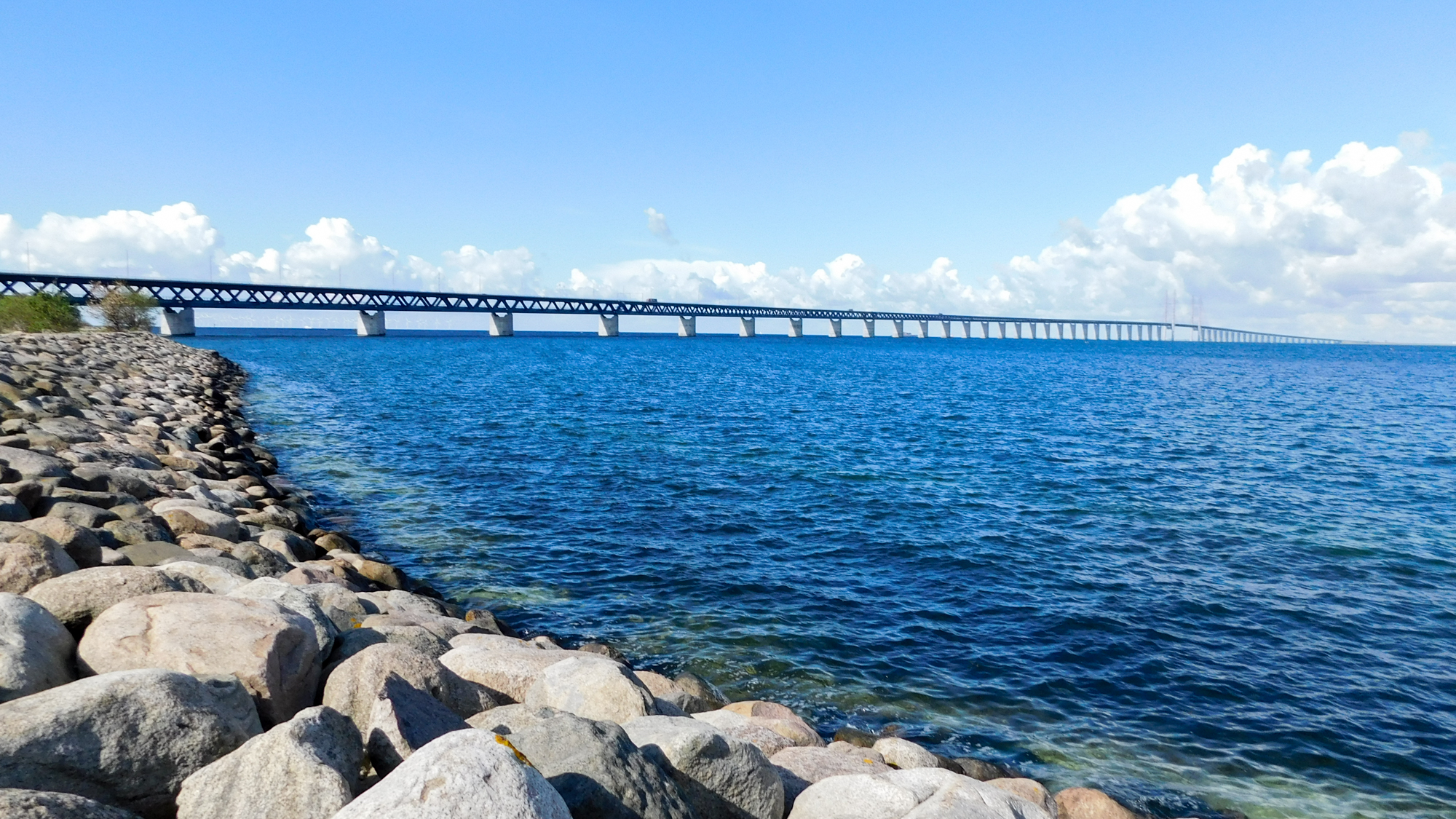 Pohľad na most zo švédskeho pobrežia.