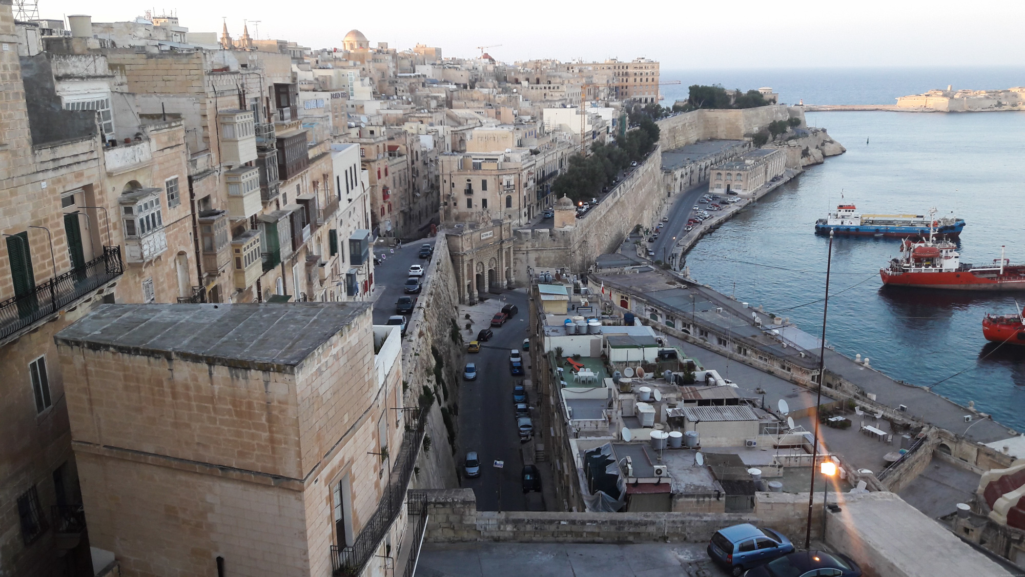 Ulice Valletty, fotené od Upper Barrakka Gardens.