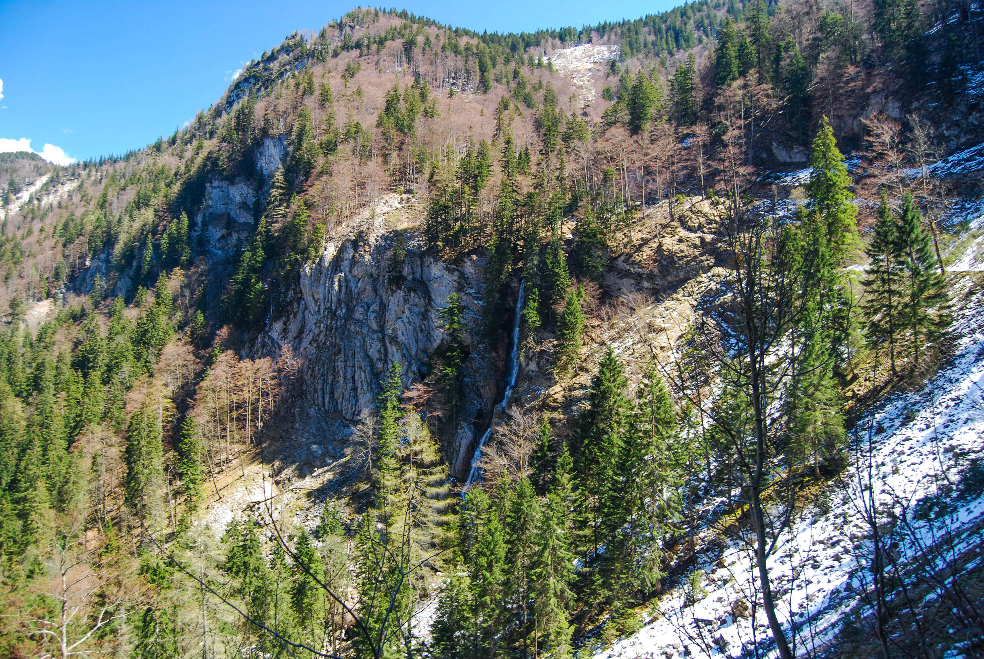 Cesta medzi jazerami Mittersee a Obersee stúpa a je vidno aj takýto vodopád