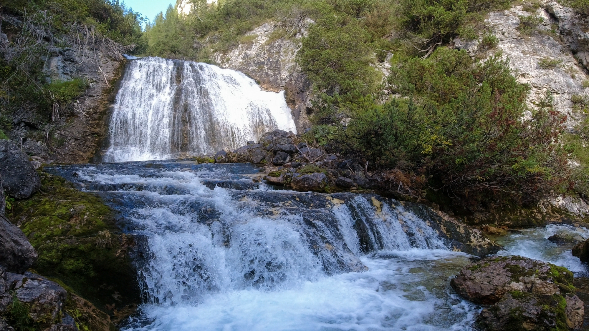 Na rieke Fanes je množstvo vodopádov.