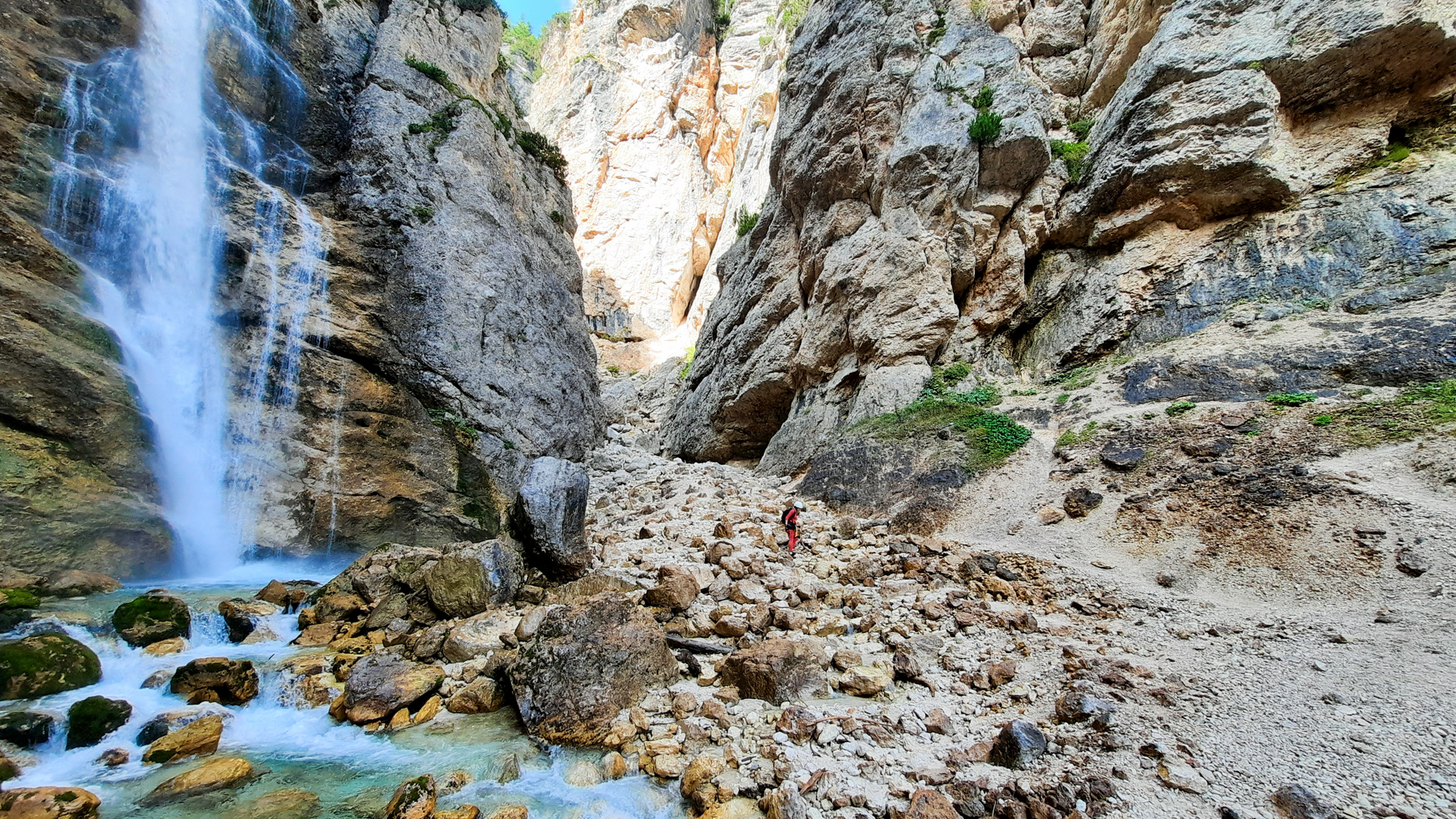 Cesta v kaňone popri vodopáde.