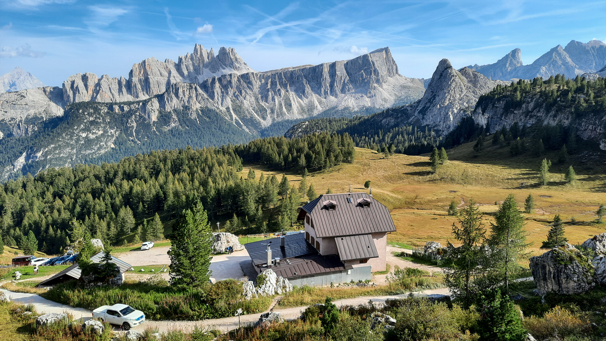 Chata Rifugio Cinque Torri s výhľadmin na Cima Ambrizzola alebo Ponta Lastoi de Formin.