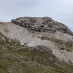 Foto 12: Col de la Pieres zo sedla Piza: vrstvené vápencové steny a rozsiahle sutinové svahy.