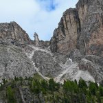 Foto 15: Sedlo Piza (Piza Scharte, 2491 m) medzi skalnými stenami a sutinová zostupová cesta k Rifugio Firenze (Regensburger Hütte).
