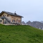 Foto 4: Drevená chata Rifugio Stevia (2312 m) na trávnatej lúke. V polovici júna bola ešte zatvorená.