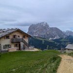 Foto 5: Rifugio Stevia z druhej strany, v pozadí masív Sassolunga (Langkofel) a výhľad do údolia Val Gardena.