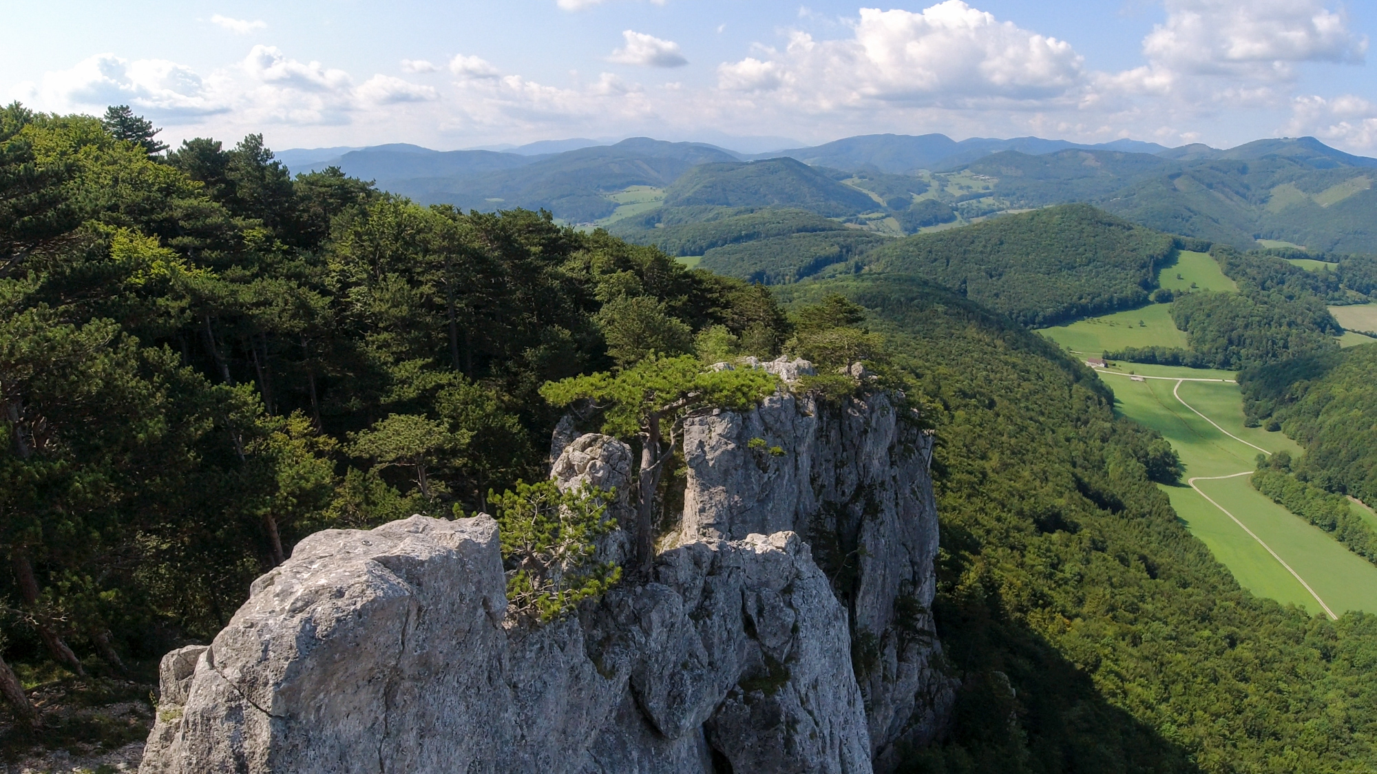 Zo skaly je krásny výhľad na Wienerwald.