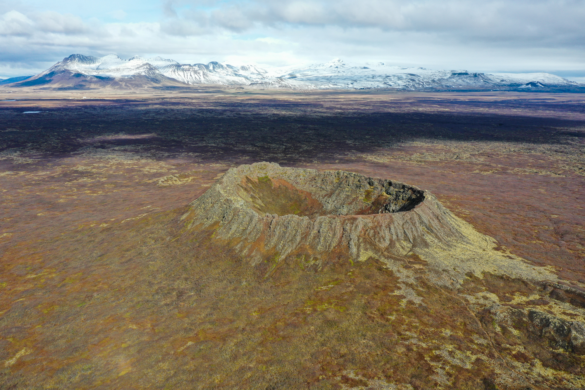 Hĺbka krátera je 50 metrov, leží na začiatku polostrova Snæfellsnes.