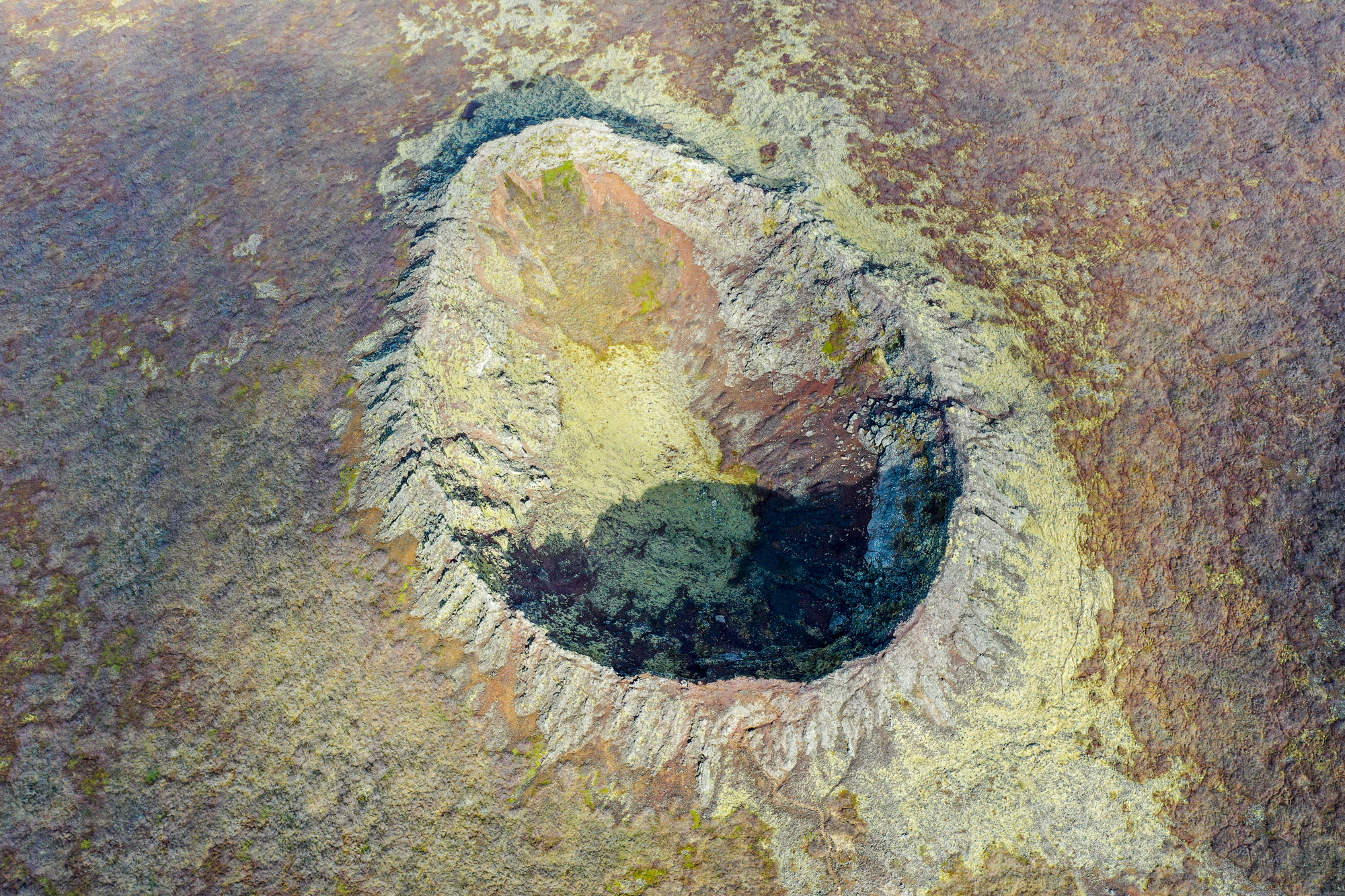 Priemer krátera je 200 metrov a vznikol pri erupcii sopky asi pred 6000 rokmi.