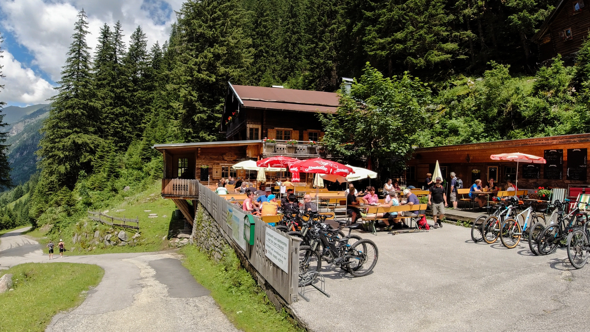 Po Grüne Wand Hütte (1438 m) vedie asfaltová cesta, ideálna na bicykel.