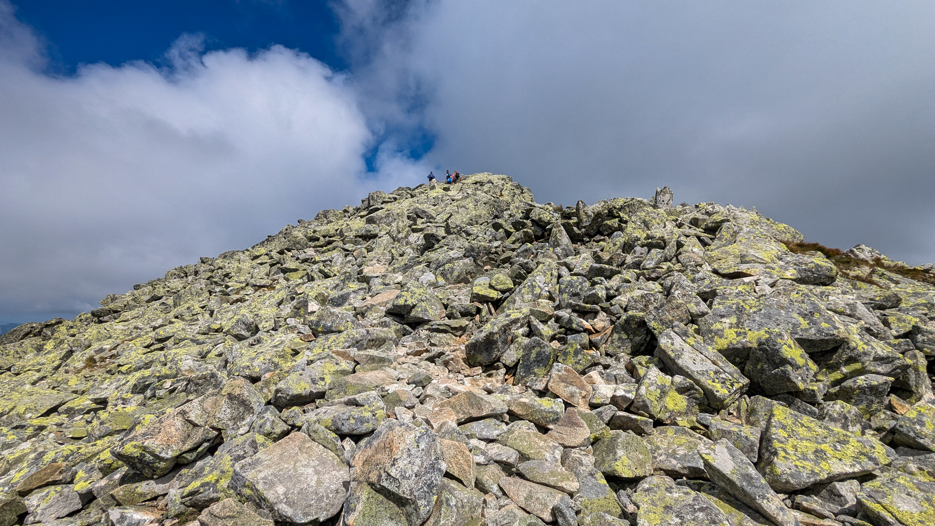 Záverečné stúpanie na vrchol Kôprovského štítu po kamennom suťovisku – na jeden z najkrajších výhľadových bodov Vysokých Tatier (2363 m).