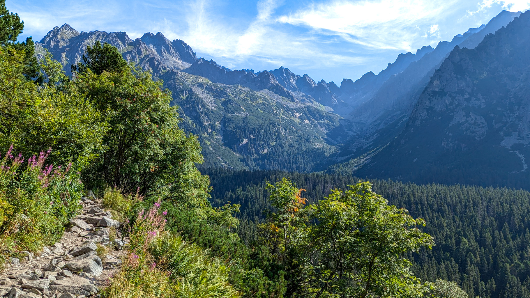 Chodník smerujúci na Popradské pleso, s výhľadom na Kôpky, Vysokú, Zlobivú, Východný Železný štít, Popradský Ľadový štít, Končistú, Tupú a ďalšie štíty nad Zlomiskovou dolinou.
