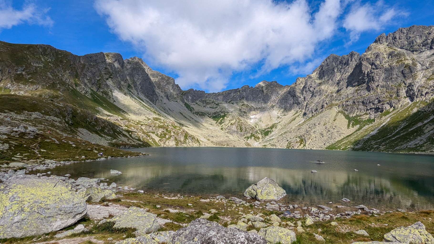 Veľké Hincovo pleso – najväčšie a najhlbšie pleso na slovenskej strane Tatier (20,1 ha, hĺbka 53 m), ležiace v závere Mengusovskej doline.