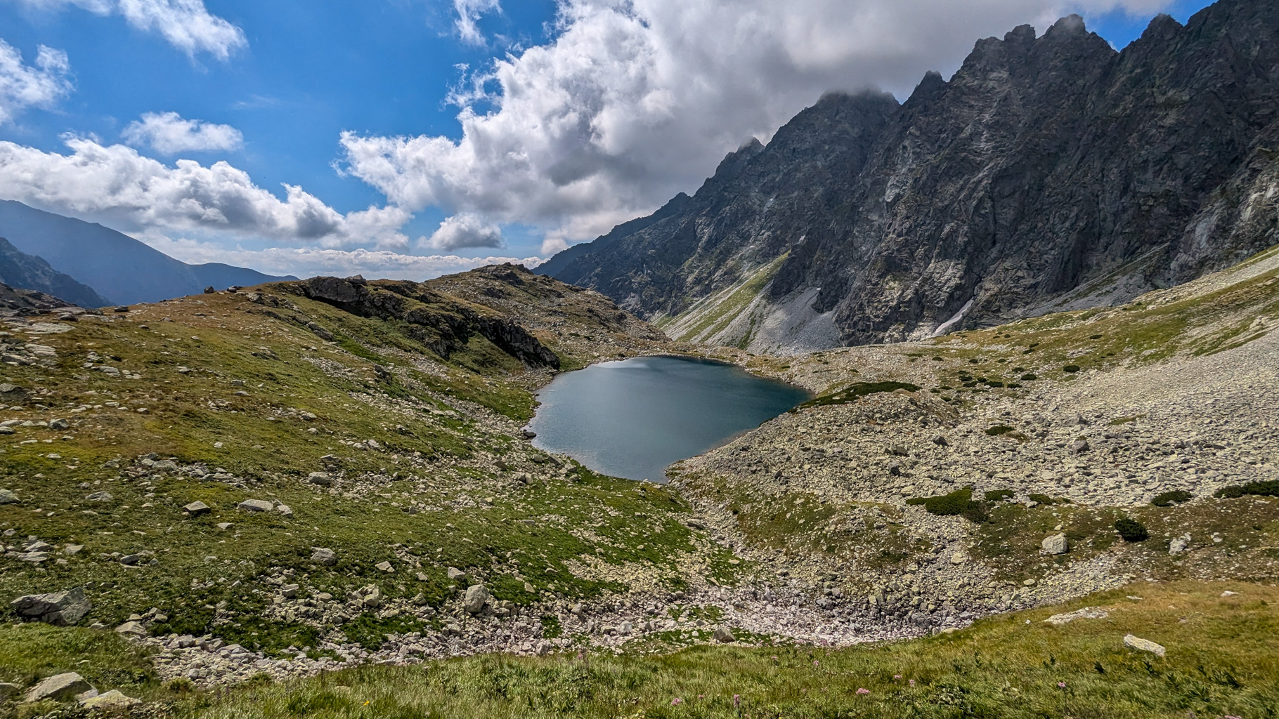 Malé Hincovo pleso leží pod skalnatými stenami Hrebeňa Bášt v Mengusovskej doliny.