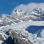 Foto 2: Detail zasneženého masívu Dachstein s vrcholmi Hoher Dachstein nad ľadovcom
