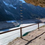 Foto 7: Pohľad z chodníka na lanový rebrík visiaci zo skalného previsu nad jazerom Gosausee