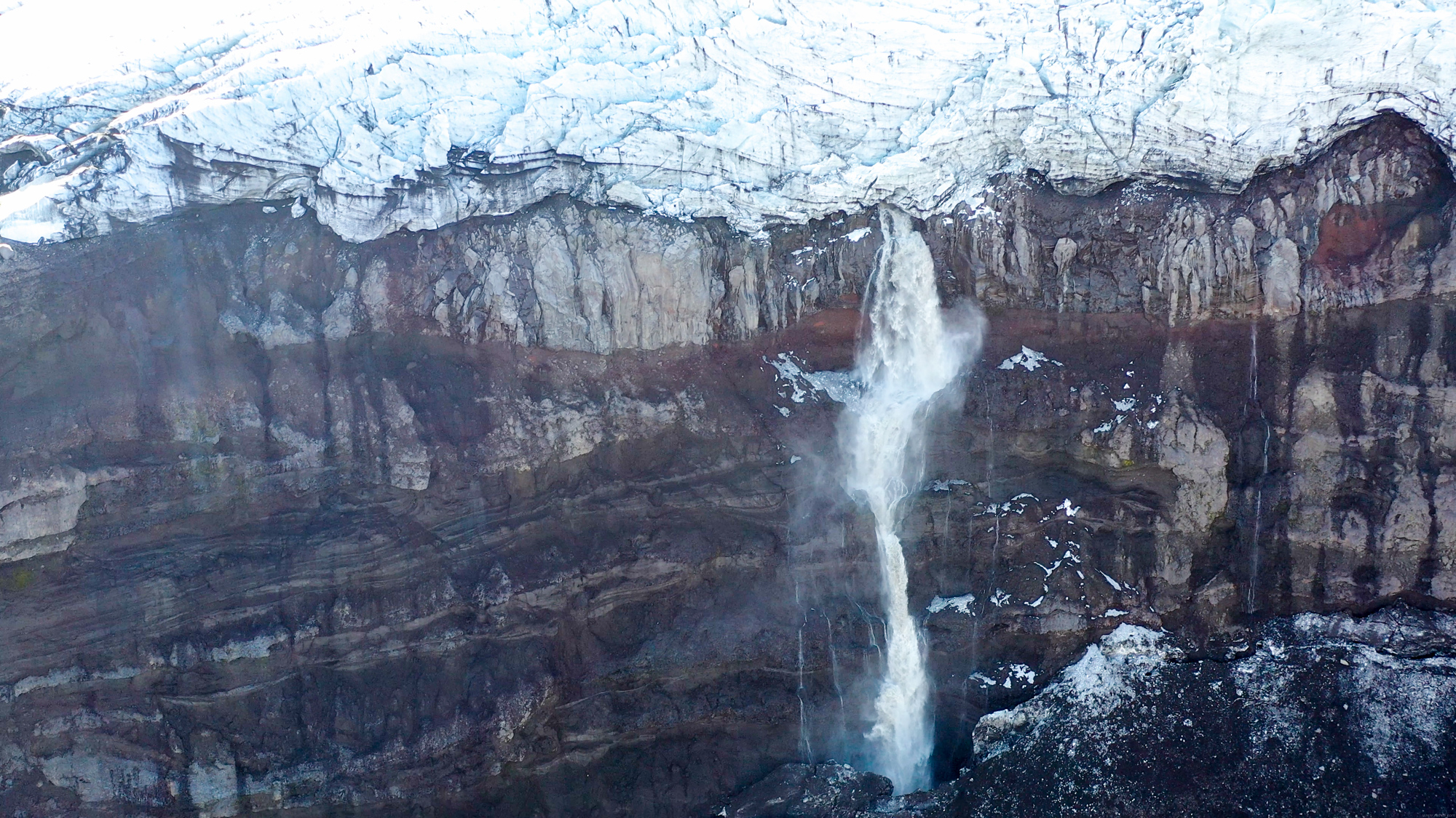 Ďalší vodopád z ľadovca na západ od Huldufoss