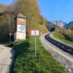 Foto 1: Začiatok turistického chodníka popri trati zubačky Schafbergbahn v dedine St. Wolfgang
