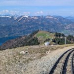 Foto 10: Výstupová cesta sa stretla s koľajnicami zubačky na hrebeni - výhľad na jazero Wolfgangsee a okolité hory