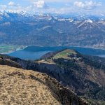 Foto 13: Pohľad z vrcholu Schafbergu na jazero Wolfgangsee a zasnežené alpské vrcholy v pozadí