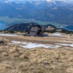 Foto 15: Pohľad z vrcholu Schafbergu na hornú stanicu zubačky Schafbergbahn s jazerom Wolfgangsee v pozadí