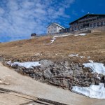 Foto 16: Pohľad zo stanice zubačky na hotel a reštauráciu Schafbergspitze a chatu Gaststätte Himmelspforte