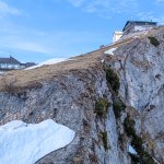 Foto 18: Vrchol Schafbergu s hotelom Schafbergspitze a hornou stanicou zubačky na strmom skalnom brale