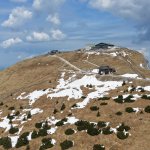 Foto 24: Letecký pohľad na vrcholové plató Schafbergu s hotelom Schafbergspitze, hornou stanicou zubačky a chatou Himmelspforte