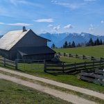 Foto 5: Drevený salaš na Schafbergalm s výhľadom na zasnežené alpské vrcholy