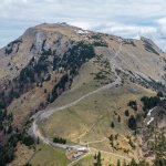 Foto 9: Letecký pohľad na masív Schafbergu s traťou zubačky stúpajúcou na vrchol