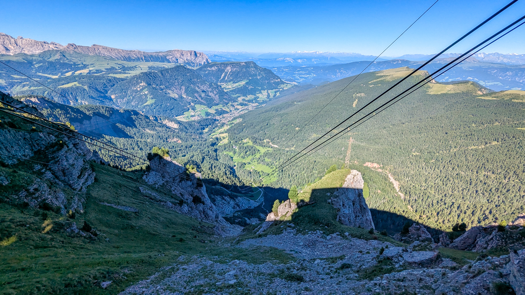 Lanovka na Secedu, ktorá prekonáva výškový rozdiel takmer 1 200 metrov a spája Ortisei s panoramatickými hrebeňmi Dolomitov.
