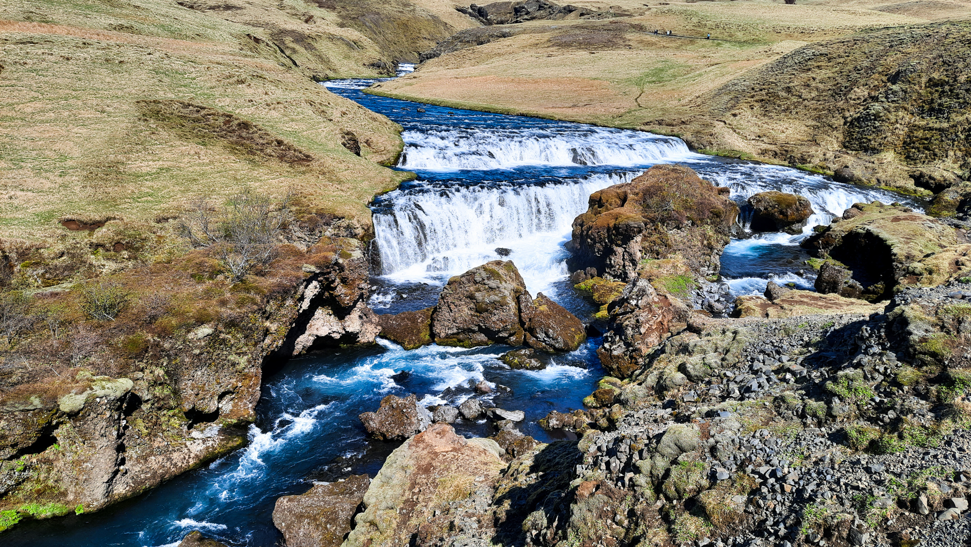 Na rieke Skógá sa nachádza množstvo kaskád a vodopádov.