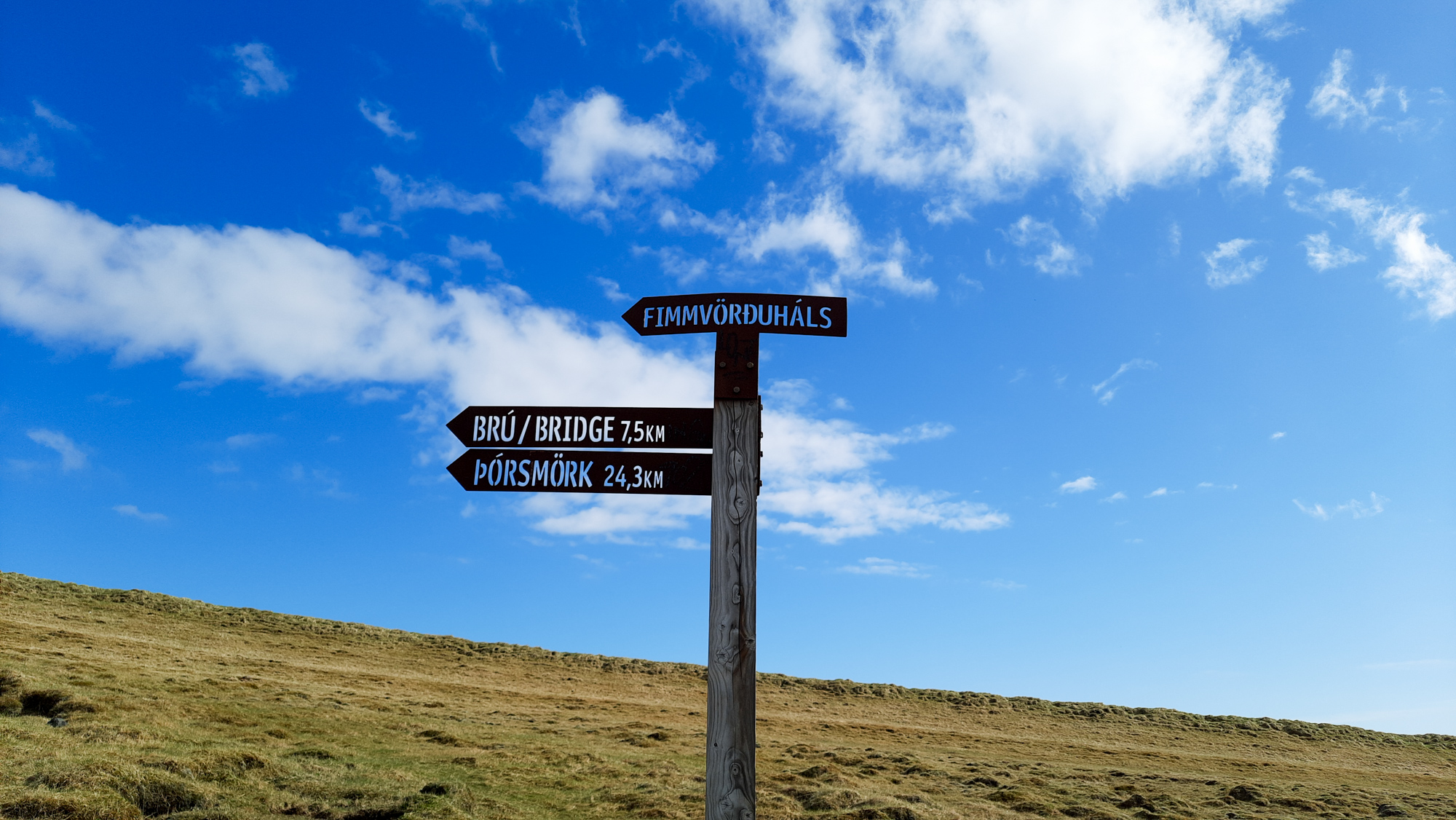 Cesta cez priesmyk Fimmvörðuháls končí v údolí Þórsmörk, odkiaľ začína ďalší trek Laugavegur.