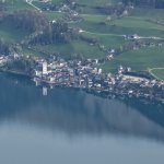 Foto 11: Letecký pohľad na dedinu St. Wolfgang s pútnickým kostolom sv. Wolfganga na brehu jazera Wolfgangsee