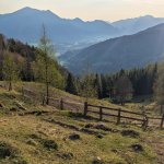 Foto 4: Pohľad na údolie Salzkammergutu s ranným slnkom počas stúpania na Sparber